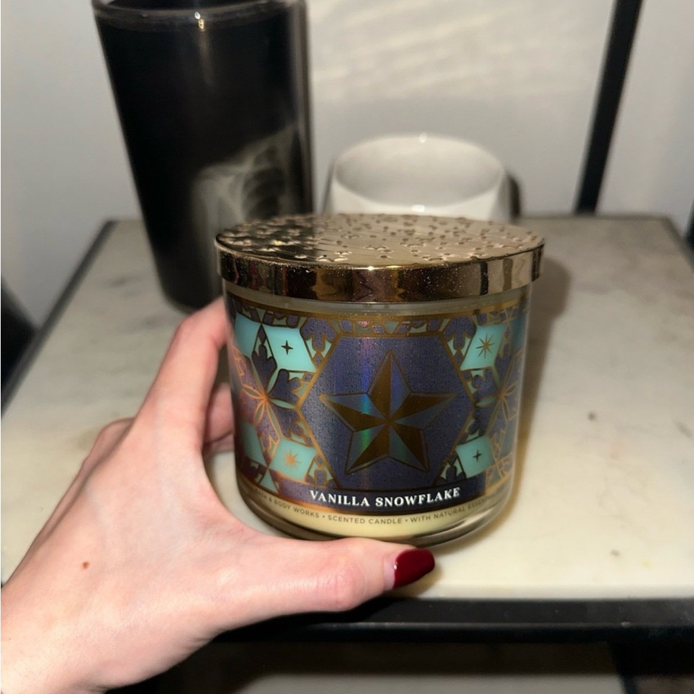 New Bath and Body Works Vanilla Snowflake 3 Wick Candle